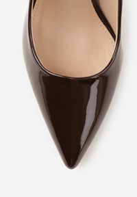 Renee - Brązowe Lakierowane Szpilki VICES na Ozdobnym Obcasie Zafriah. Okazja: na co dzień. Nosek buta: szpiczasty. Kolor: brązowy. Materiał: lakier. Obcas: na obcasie. Styl: casual, elegancki, wizytowy. Wysokość obcasa: średni #6