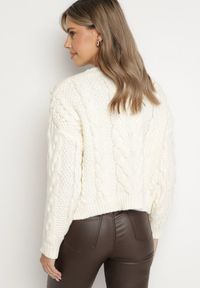 Born2be - Jasnobeżowy Sweter z Wiskozą i Wełną Aplikacją 3D i Tłoczeniem Vaishira. Kolor: beżowy. Materiał: wiskoza, wełna. Wzór: aplikacja. Sezon: zima #3