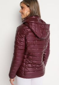Born2be - Bordowa Pikowana Kurtka Wykończona Odpinanym Kapturem i Gumką przy Rękawach Mivisea. Okazja: na co dzień. Kolor: czerwony. Materiał: jeans. Styl: casual #5