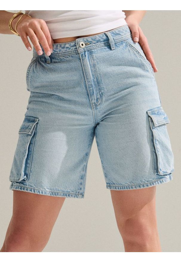Sinsay - Bermudy jeansowe cargo - niebieski. Kolor: niebieski. Materiał: jeans
