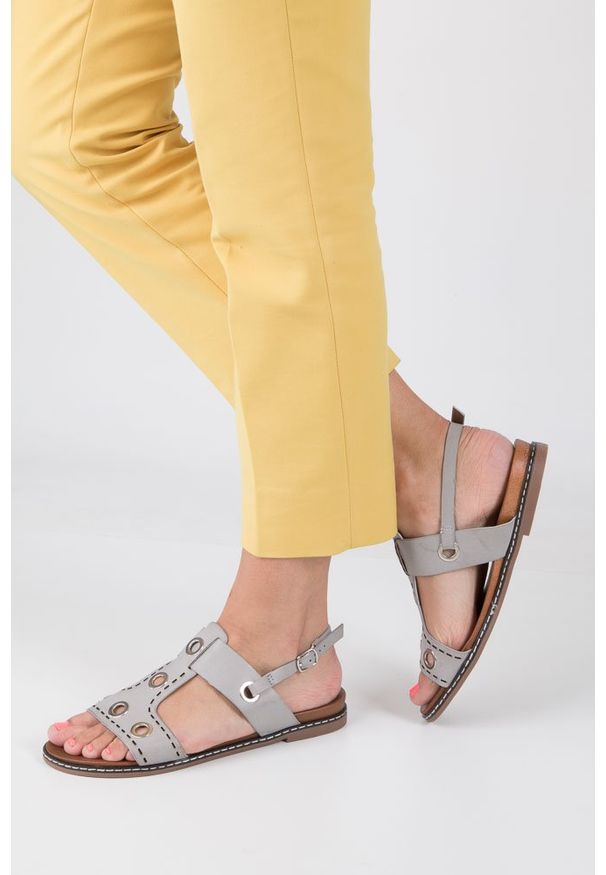 Casu - Szare modne sandały z ozdobnymi metalowymi kółkami casu k18x2/g. Kolor: szary