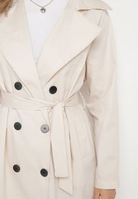 Born2be - Beżowy Płaszcz Dwurzędowy Typu Trencz z Wiązanym Paskiem Levita. Okazja: na co dzień. Kolor: beżowy. Materiał: materiał. Wzór: aplikacja. Styl: klasyczny, casual #5