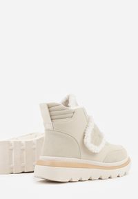 Renee - Beżowe Śniegowce Ozdobione Futerkiem i Przeszyciami Newelara. Okazja: na co dzień. Zapięcie: rzepy. Kolor: beżowy. Materiał: futro. Wzór: aplikacja. Styl: casual #4