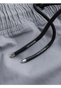 Ombre Clothing - Spodnie męskie JOGGERY z odstającymi i zapinanymi kieszeniami cargo - jasnoszare V8 - Rozmiar: M. Kolor: szary. Materiał: guma, tkanina, elastan, bawełna. Wzór: nadruk #10