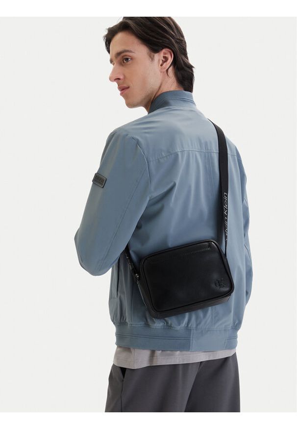 Calvin Klein Saszetka Webbing Strap Camera Bag LV04D3129G Czarny. Kolor: czarny. Materiał: skóra