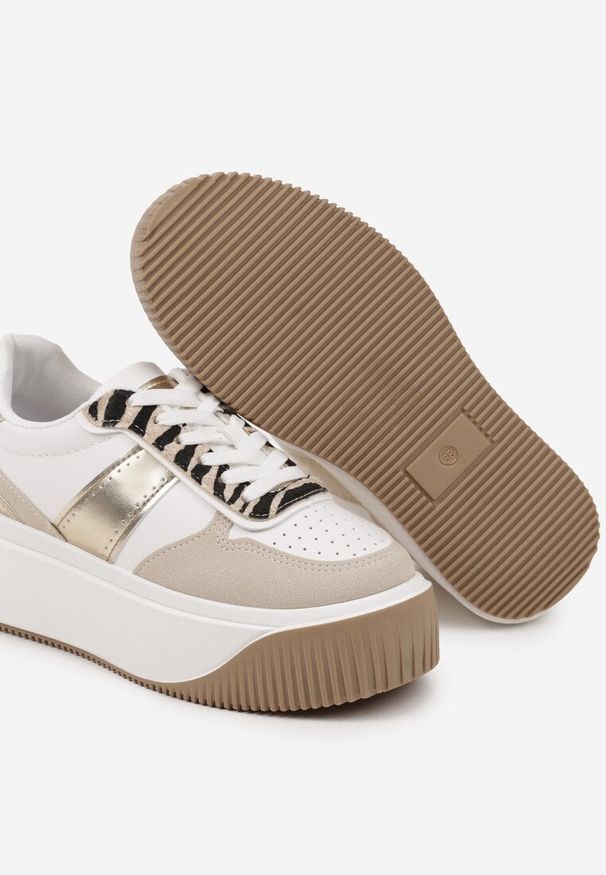 Renee - Biało-Beżowe Sneakersy na Platformie z Metalicznym Zdobieniem i Printem w Zebrę Fonarien. Okazja: na co dzień. Kolor: biały. Materiał: jeans. Wzór: aplikacja, nadruk, motyw zwierzęcy. Obcas: na platformie. Wysokość obcasa: średni