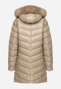 Born2be - Beżowa Długa Pikowana Kurtka z Odpinanym Futerkiem i Sznurkami Rinnarae. Okazja: na co dzień, na spacer. Typ kołnierza: kaptur. Kolor: beżowy. Materiał: futro. Długość: długie. Styl: casual, elegancki #6