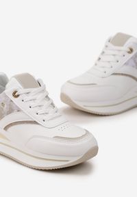 Renee - Biało-Beżowe Sznurowane Sneakersy z Ekoskóry z Błyszczącymi Wstawkami Fiviara. Okazja: na co dzień. Zapięcie: pasek. Kolor: biały. Szerokość cholewki: normalna. Wzór: paski #2