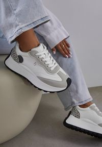 Renee - Białe Sneakersy Vices na Platformie Ozdobione Naszywką i Panterką Selothiel. Okazja: na co dzień. Kolor: biały. Materiał: jeans. Wzór: aplikacja, motyw zwierzęcy. Obcas: na platformie