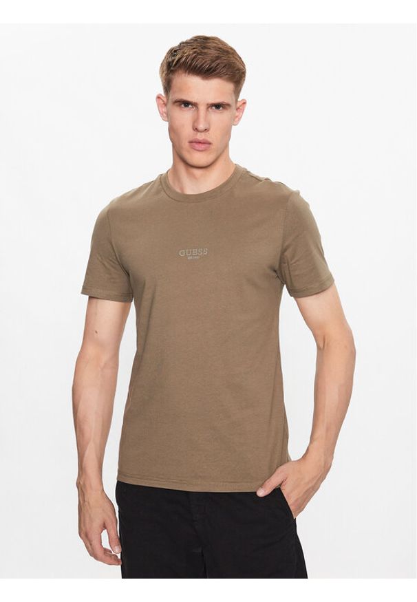 Guess T-Shirt M2YI72 I3Z14 Brązowy Slim Fit. Kolor: brązowy. Materiał: bawełna