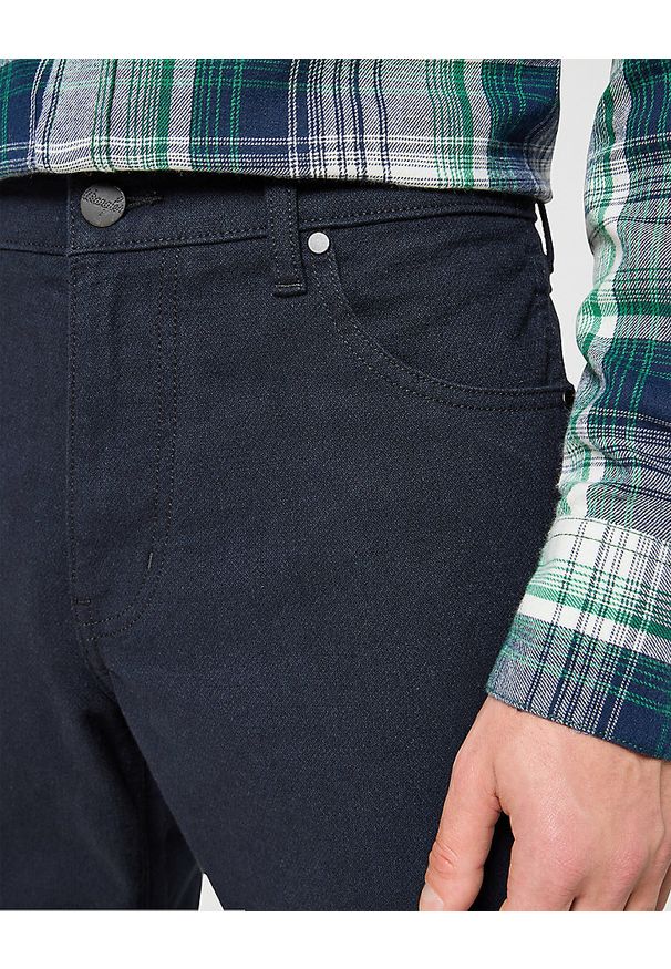 Wrangler - WRANGLER GREENSBORO MĘSKIE SPODNIE MATERIAŁOWE MATERIAŁ CHINO DARK NAVY 112358043 W15Q017344
