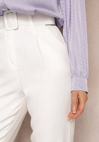 Renee - Białe Spodnie Garniturowe High Waist z Paskiem Wenus. Stan: podwyższony. Kolor: biały. Materiał: materiał. Wzór: jednolity. Styl: elegancki #3