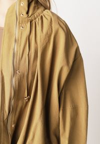 Born2be - Zielona Przejściowa Kurtka Bombka Oversize z Bawełny i Wiskozy Effinue. Okazja: na spacer, na co dzień. Kolor: zielony. Materiał: wiskoza, bawełna. Styl: casual #4