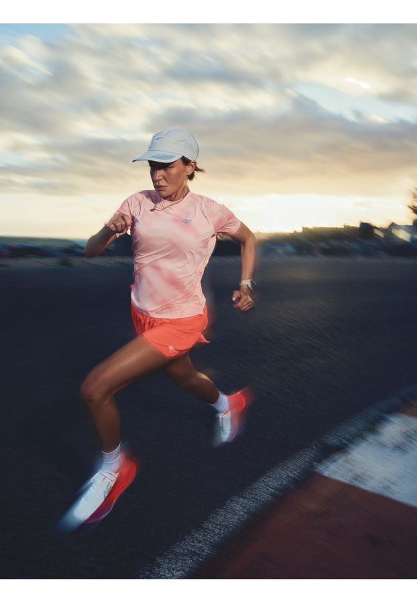 4f - 4F Koszulka do biegania szybkoschnąca damska - różowa XS. Kolor: różowy. Materiał: dzianina. Długość: długie. Sport: bieganie, fitness