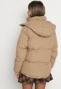 Born2be - Ciemnobeżowa Pudełkowa Kurtka Pikowana z Kapturem Anena. Typ kołnierza: kaptur. Kolor: beżowy. Styl: elegancki #6