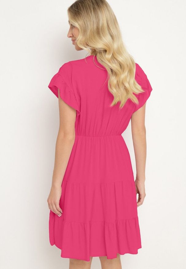 Born2be - Fuksjowa Sukienka z Gumką w Pasie Ozdobiona Falbanką i Wiązana Materiałowym Paskiem Tiamalou. Typ kołnierza: dekolt w łódkę. Kolor: różowy. Materiał: materiał. Długość rękawa: krótki rękaw. Wzór: aplikacja