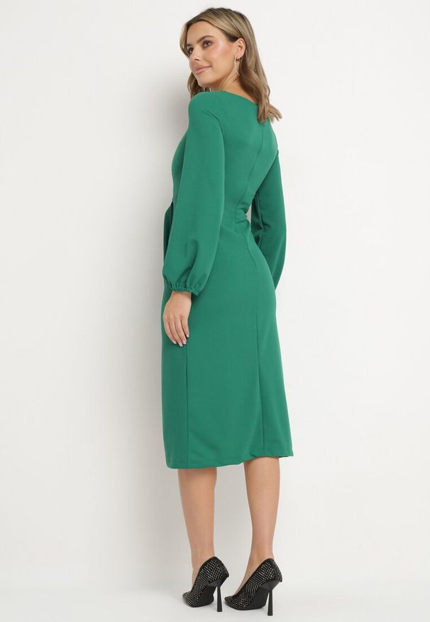 Born2be - Zielona Koktajlowa Sukienka z Kopertowym Dołem i Ściągaczami przy Rękawach Felilena. Kolor: zielony. Sezon: wiosna, lato. Typ sukienki: kopertowe. Styl: wizytowy