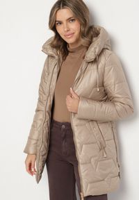 Born2be - Beżowa Pikowana Kurtka Przejściowa z Bocznymi Suwakami i Kapturem Soralessa. Okazja: na co dzień, do pracy, na spotkanie biznesowe. Kolor: beżowy. Materiał: dzianina, jeans. Długość rękawa: długi rękaw. Długość: długie. Styl: biznesowy, casual #4