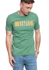 Mustang - MUSTANG Alex LOGO Tee 1009516 6398. Kolor: zielony