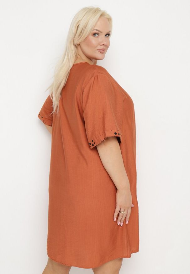 Born2be - Pomarańczowa Bawełniana Sukienka o Pudełkowym Kroju z Wsuwanymi Kieszeniami Ozdobiona Guzikami Walliana. Okazja: na co dzień. Kolekcja: plus size. Kolor: pomarańczowy. Wzór: aplikacja. Typ sukienki: dla puszystych. Materiał: bawełna. Długość rękawa: krótki rękaw. Sezon: lato. Styl: casual, elegancki