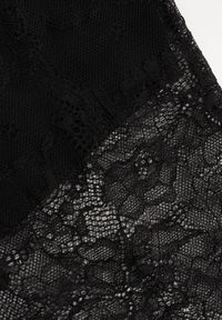 Renee - Czarne Spodnie High Waist o Kroju Dzwonów z Koronki Ferella. Okazja: na randkę. Stan: podwyższony. Kolor: czarny. Materiał: koronka. Wzór: koronka. Styl: elegancki, klasyczny #8