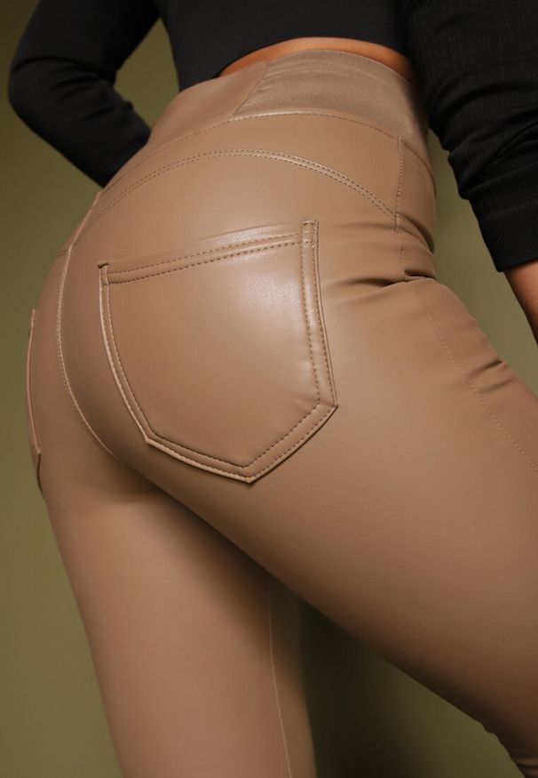 Renee - Ciemnobeżowe Legginsy z Imitacji Skóry High Waist z Ociepleniem Felilith. Stan: podwyższony. Kolor: beżowy. Materiał: skóra. Długość: długie. Styl: elegancki