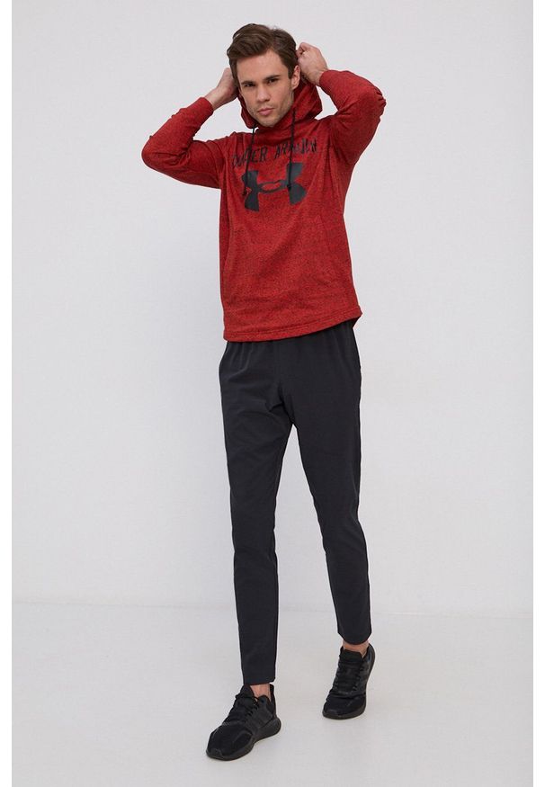 Under Armour Bluza 1361559 męska kolor czerwony z kapturem z nadrukiem. Okazja: na co dzień. Typ kołnierza: kaptur. Kolor: czerwony. Wzór: nadruk. Styl: casual
