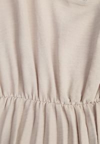 Renee - Beżowa Rozkloszowana Sukienka z Plisami i Dekoltem w V Rissari. Okazja: na imprezę. Typ kołnierza: dekolt w kształcie V. Kolor: beżowy. Materiał: skóra. Długość rękawa: krótki rękaw #2