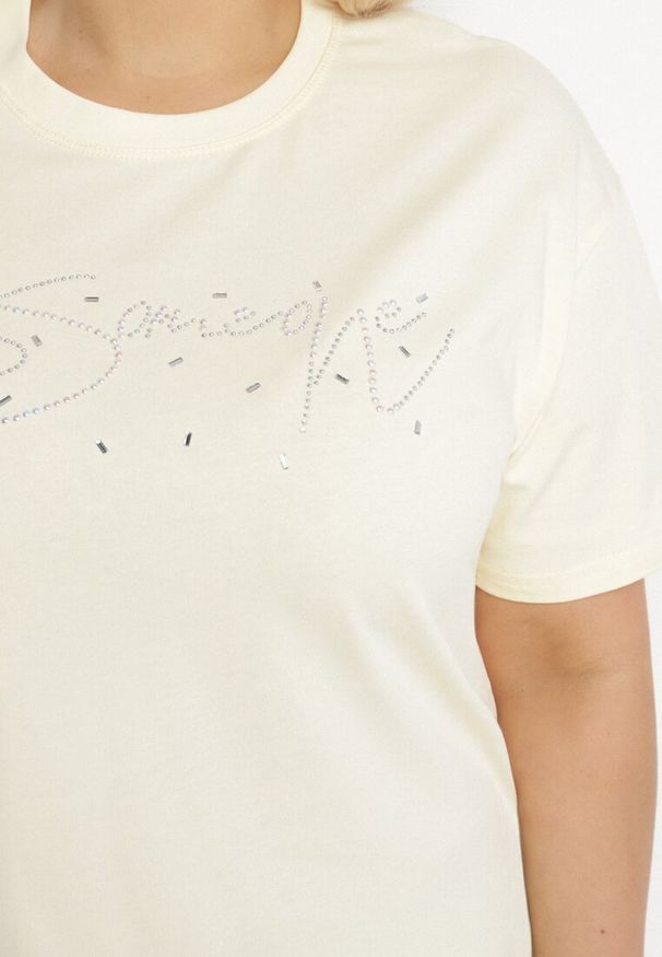 Born2be - Żółty Bawełniany T-shirt z Ozdobnym Napisem i Cyrkoniami Olisandra. Okazja: na co dzień. Kolekcja: plus size. Kolor: żółty. Materiał: bawełna. Wzór: napisy. Styl: casual, klasyczny