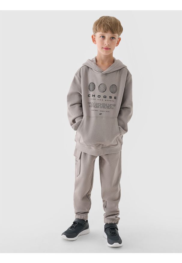 4f - 4F Bluza dresowa nierozpinana z kapturem chłopięca - szara 122 (6-7 lat). Okazja: na co dzień. Typ kołnierza: kaptur. Kolor: szary. Materiał: dresówka. Wzór: gładki, nadruk, ze splotem. Sezon: lato. Styl: sportowy, casual