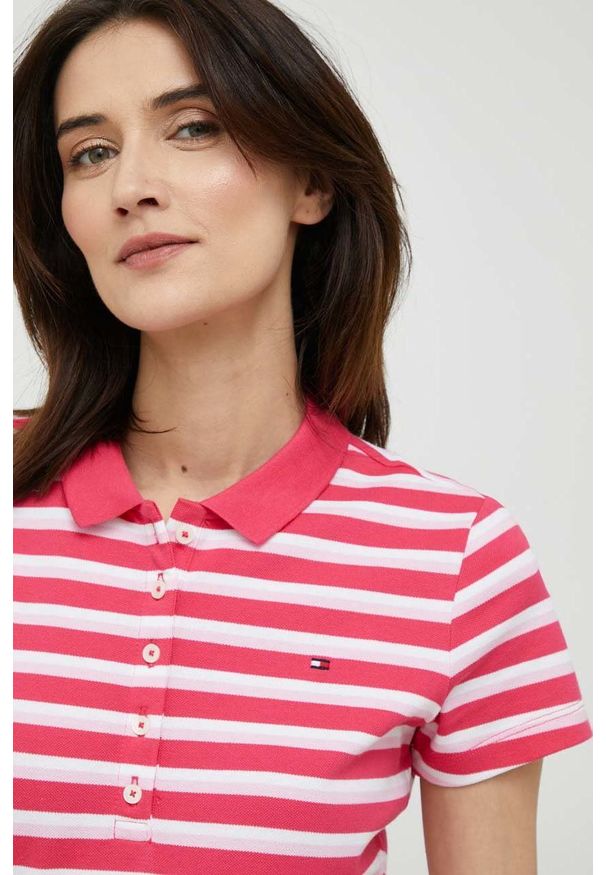TOMMY HILFIGER - Tommy Hilfiger polo damski kolor różowy z kołnierzykiem. Typ kołnierza: polo. Kolor: różowy. Materiał: dzianina. Długość: krótkie