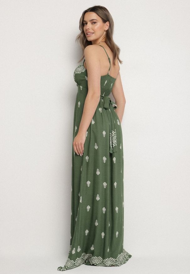 Born2be - Zielona Bawełniana Sukienka Rozkloszowana z Kopertowym Dekoltem i Wiązaniem Revevra. Okazja: na co dzień, na randkę. Typ kołnierza: dekolt kopertowy. Kolor: zielony. Materiał: bawełna. Długość rękawa: na ramiączkach. Typ sukienki: kopertowe. Styl: casual