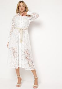 Born2be - Biała Sukienka Eudoreia. Typ kołnierza: kołnierzyk stójkowy. Kolor: biały. Wzór: aplikacja, ażurowy. Typ sukienki: rozkloszowane. Materiał: koronka, bawełna, materiał. Długość rękawa: długi rękaw. Sezon: lato. Styl: boho, elegancki. Długość: midi #5