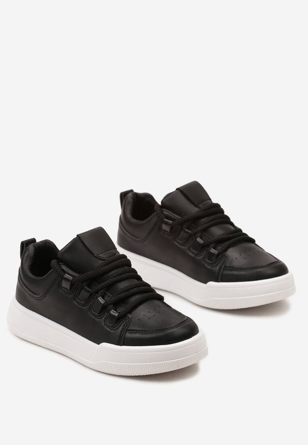 Renee - Czarne Sneakersy z Ozdobnymi Sznurówkami i Perforacją na Nosku Equita. Okazja: na co dzień. Zapięcie: sznurówki. Kolor: czarny. Materiał: jeans