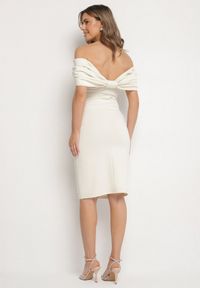 Born2be - Beżowa Taliowana Sukienka Dopasowana z Odsłoniętymi Ramionami i Drapowaniem Palamiria. Okazja: na randkę, na imprezę. Kolor: beżowy #4