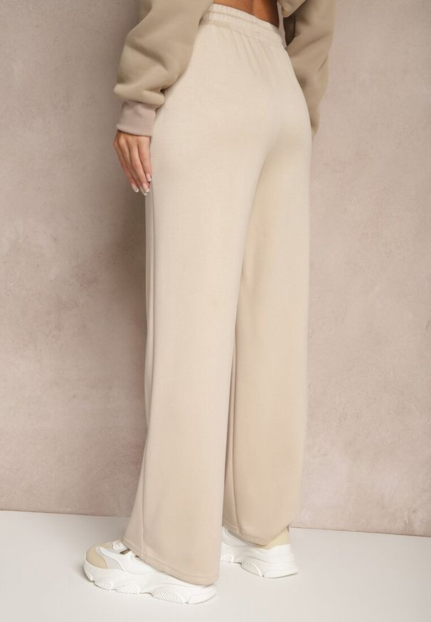 Renee - Beżowe Spodnie z Dodatkiem Wiskozy Dresowe High Waist Ellanoria. Okazja: na co dzień. Stan: podwyższony. Kolor: beżowy. Materiał: dresówka, wiskoza. Styl: casual
