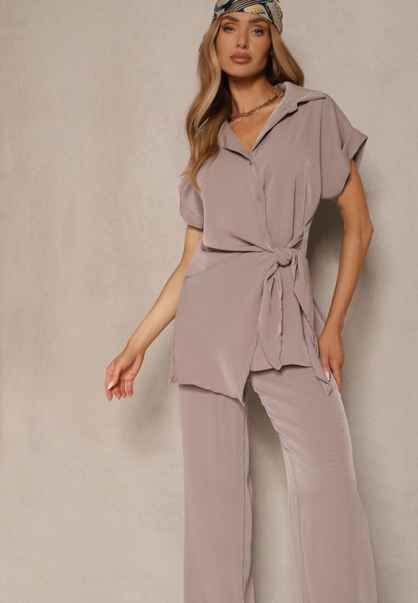 Renee - Ciemnobeżowy Komplet ze Spodniami o Szerokim Kroju i Koszulą z Ozdobnym Wiązaniem Filaniella. Kolor: beżowy