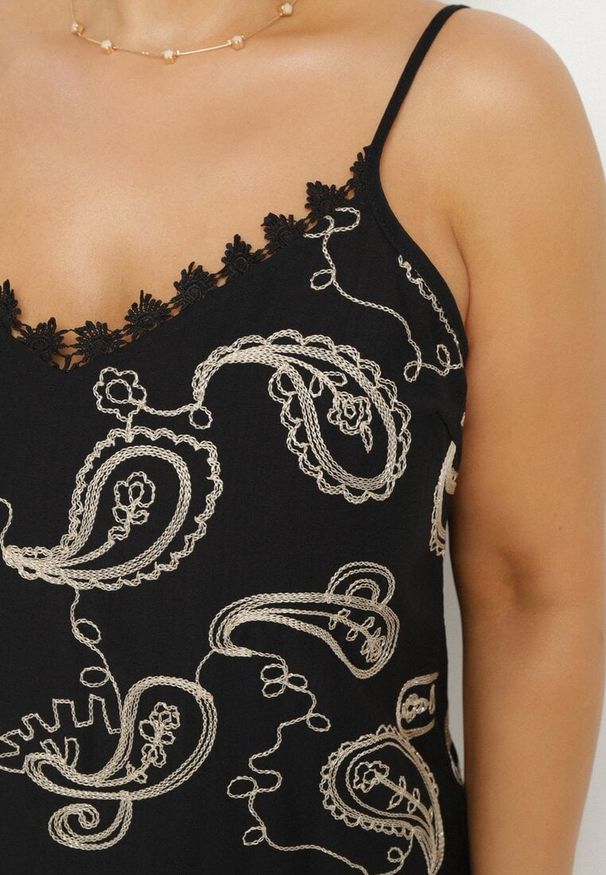 Born2be - Czarny Top na Cienkich Ramiączkach z Haftem i Metaliczną Nicią Palinoria. Okazja: na co dzień, na spacer. Kolor: czarny. Materiał: jeans. Długość rękawa: na ramiączkach. Wzór: haft. Styl: klasyczny, elegancki, casual