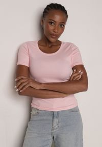 Born2be - Różowy Prążkowany T-shirt Ozdobiony po Bokach Marszczeniem Nedisa. Okazja: na co dzień. Kolor: różowy. Materiał: prążkowany. Wzór: aplikacja. Styl: casual #1