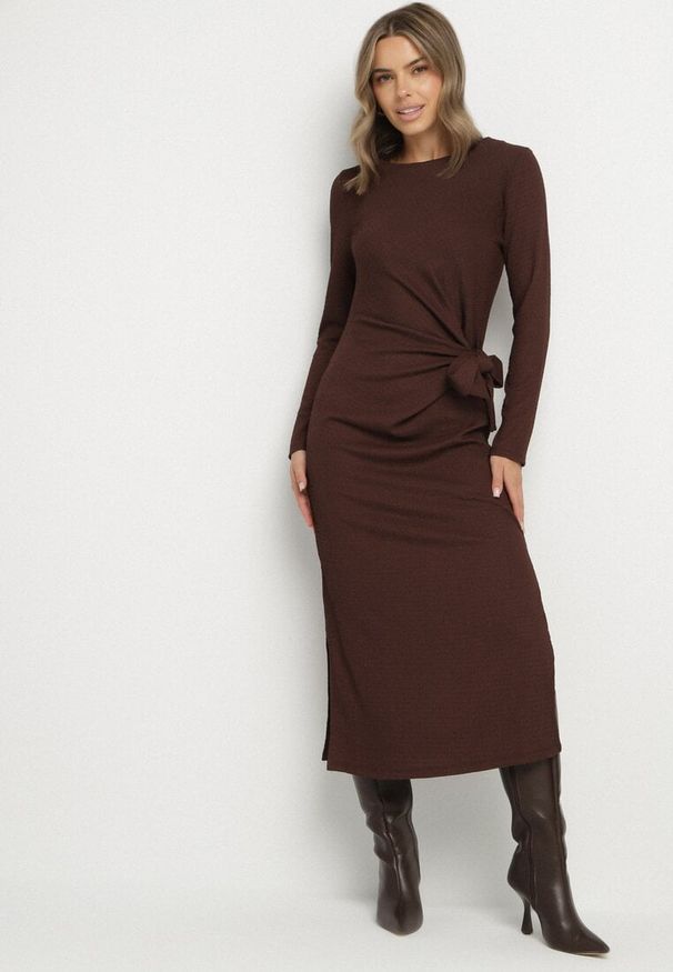 Born2be - Brązowa Taliowana Sukienka z Ozdobnym Wiązaniem i Rozcięciami Esilda. Okazja: na co dzień, na spotkanie biznesowe. Kolor: brązowy. Styl: casual, elegancki, biznesowy, klasyczny