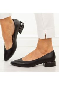 Czarne czółenka damskie na obcasie Vinceza 62280. Okazja: na co dzień. Kolor: czarny. Materiał: skóra. Szerokość cholewki: normalna. Sezon: wiosna, lato. Obcas: na obcasie. Styl: wizytowy, casual, klasyczny, elegancki. Wysokość obcasa: niski #1