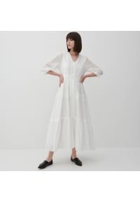 Reserved - Sukienka z ażurowym zdobieniem - Biały. Kolor: biały. Wzór: ażurowy, aplikacja #1