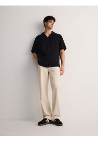 Reserved - Koszula comfort z modalem - czarny. Kolor: czarny. Materiał: tkanina