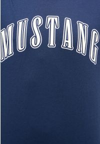 Mustang - MUSTANG AUSTIN MĘSKI T-SHIRT KOSZULKA LOGO NADRUK DRESS BLUES 1014927 5334. Wzór: nadruk #4