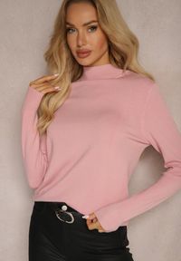 Renee - Jasnoróżowy Casualowy Golf Arlotta. Okazja: na co dzień. Typ kołnierza: golf. Kolor: różowy. Materiał: jedwab, jeans, poliester, poliamid. Styl: casual