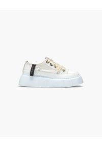Inuikii - Sneakersy damskie INUIKII MATILDA CANVAS LOW. Okazja: na co dzień. Kolor: kremowy. Materiał: materiał, jeans, bawełna, guma. Szerokość cholewki: normalna #1