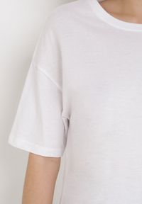 Born2be - Biały T-shirt Olothana. Kolor: biały. Długość rękawa: krótki rękaw. Długość: krótkie. Styl: klasyczny
