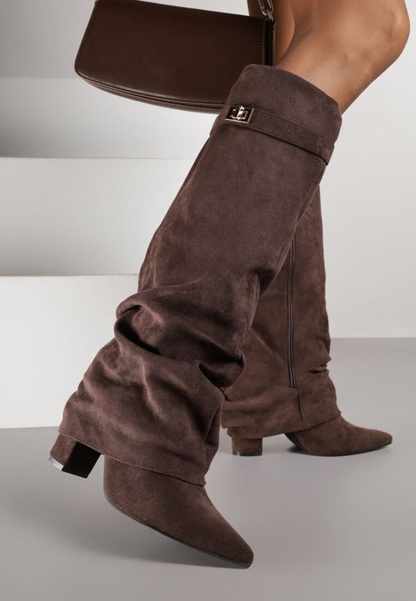 Born2be - Brązowe Kozaki na Słupku z Marszczoną Cholewką Imitującą Nogawkę Rittia. Okazja: do pracy, na co dzień, na spotkanie biznesowe. Kolor: brązowy. Materiał: jeans. Szerokość cholewki: normalna. Obcas: na słupku. Styl: casual, elegancki, biznesowy