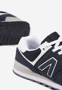 Renee - Granatowe Sneakersy Ozdobione Geometrycznym Motywem Rilenessa. Okazja: na co dzień. Kolor: niebieski. Materiał: jeans. Wzór: aplikacja, geometria #4