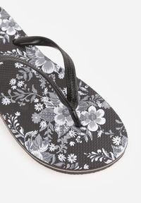 Born2be - Czarne Basenowe Japonki z Lekkiej Pianki Ozdobione Kwiatowym Printem Meniss. Okazja: na co dzień, na plażę. Kolor: czarny. Wzór: kwiaty, nadruk, aplikacja. Sezon: lato. Styl: wakacyjny, casual #5